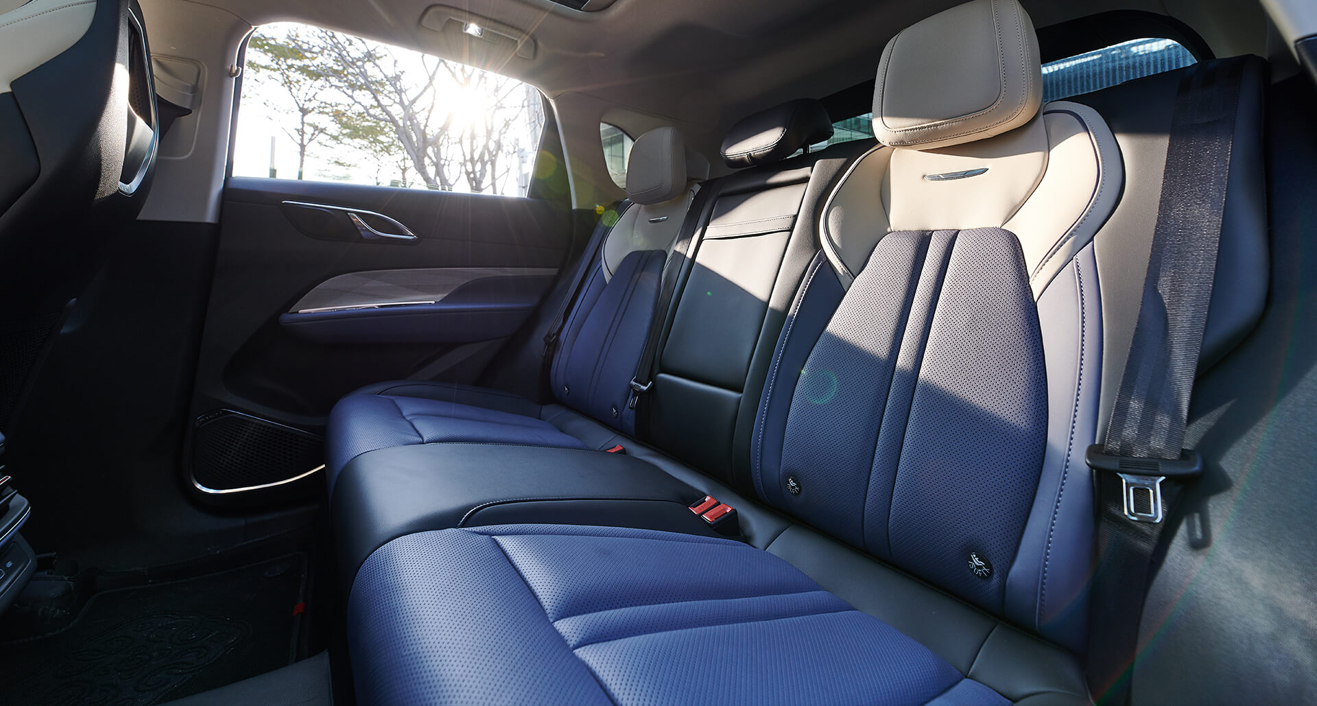 HONGQI HS3 — interior detail 1
